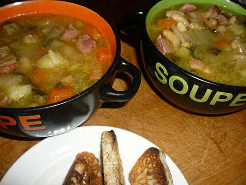 SOUPE PAYSANNE AUX HARICOTS BLANCS ET AUX LEGUMES D'HIVER, LARD ET JAMBON