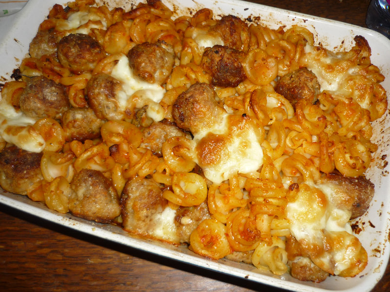 CAVATAPPI AUX BOULETTES DE CHIPOLATA, SAUCE TOMATE MAISON, PARMESAN ET MOZZARELLA