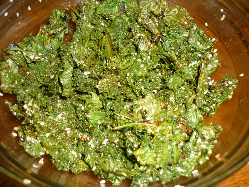 CHIPS CROUSTILLANTES DE CHOU KALE AU SESAME ET AU PAPRIKA