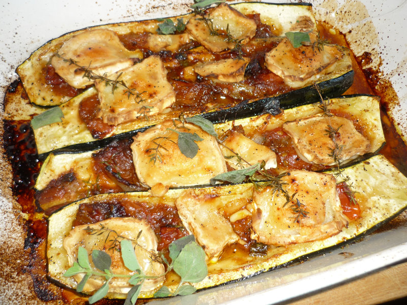 COURGETTES FARCIES TOMATES, OIGNONS, CHEVRE ET THYM