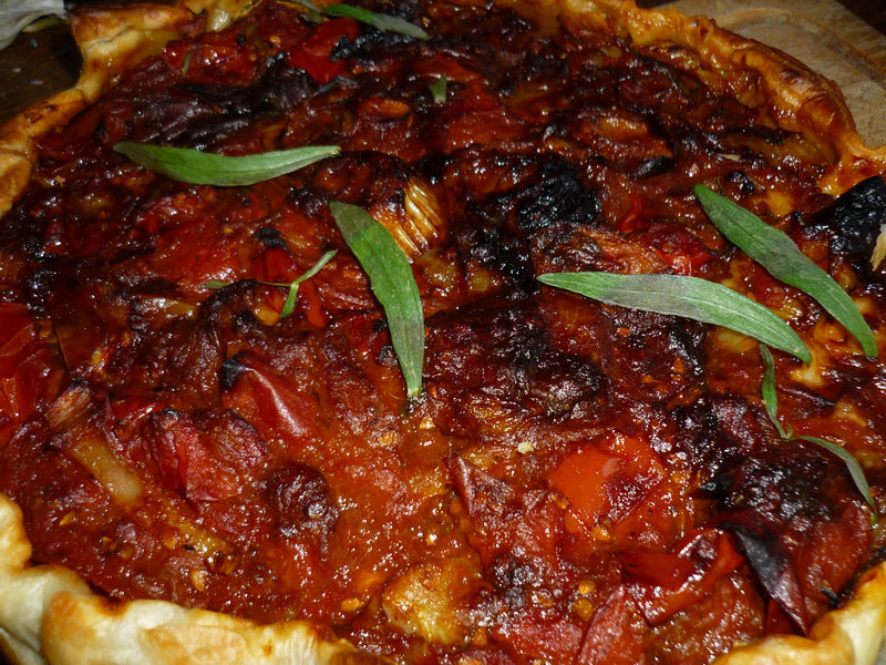 TARTE OIGNONS, FENOUIL, TOMATES, HERBES ET COMTE SUR LIT DE MOUTARDE A L'ESTRAGON