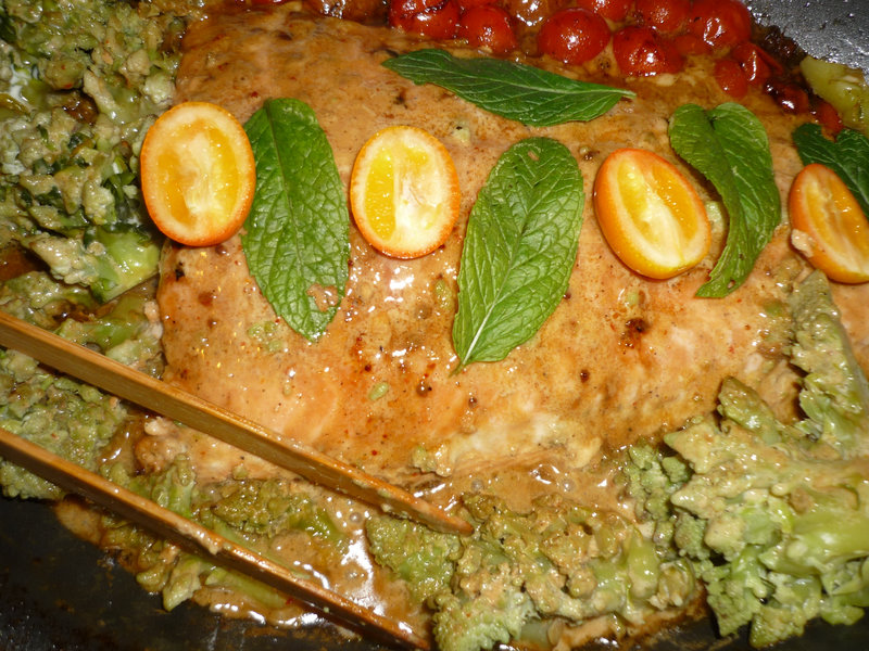 FILET DE SAUMON A L'UNILATERALE, FLEURETTES DE ROMANESCO, TOMATES CERISE, SAUCE ASIATIQUE ET KUMQUATS