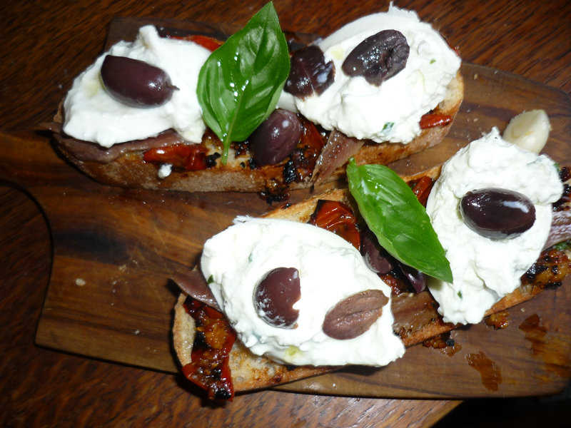 TARTINES DE LA MEDITERRANEE TOMATES CONFITES, ANCHOIS, BURRATA, OLIVES ET BASILIC