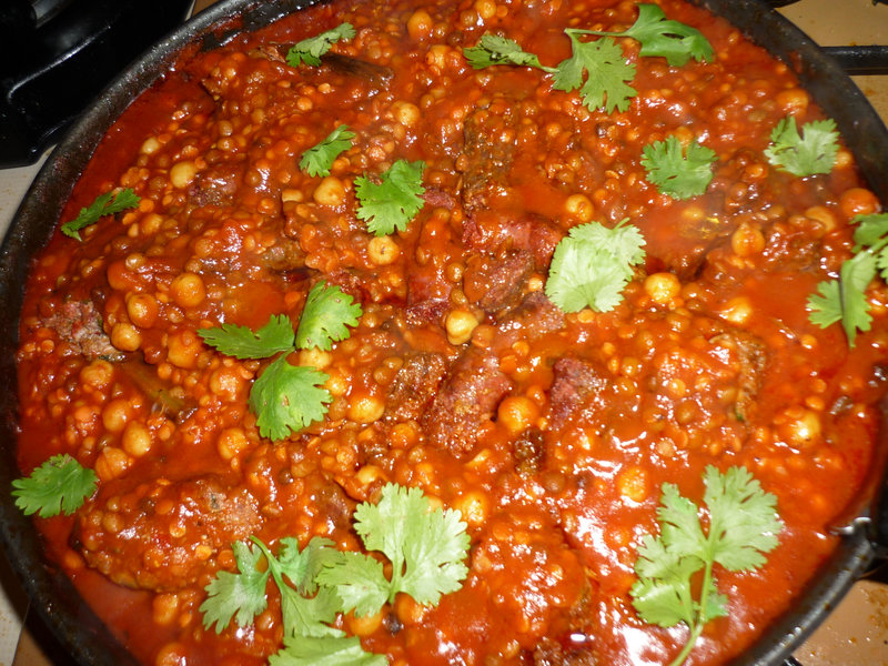 COCOTTE DE MERGUEZ ET KEFTAS AUX LEGUMINEUSES, TOMATES ET CORIANDRE