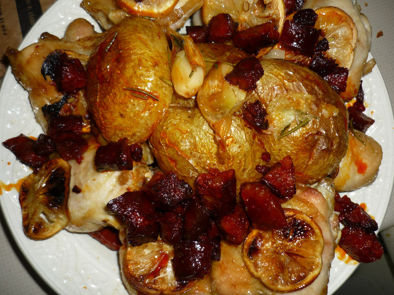 HAUTS DE CUISSE DE POULET ROTI, POMMES DE TERRE, HERBES AROMATIQUES, AU CHORIZO