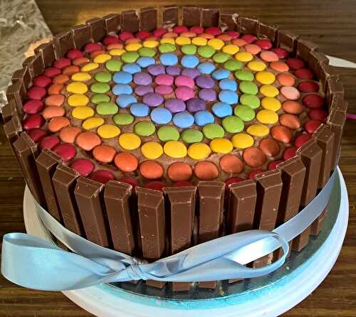 Gâteau arc en ciel kit kat et smarties avec ganache au kinder bueno