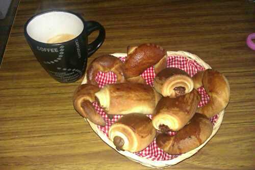 Petit pain et croissant au chocolat brioché