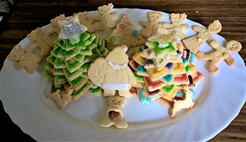 Sapins de Noël en biscuit et décoration de sablés