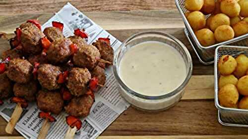 Brochettes de Boulettes à la Sauce Fromagère