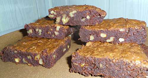 Brownie avec les noix de mon jardin que les écureuils ont bien voulu me laisser!