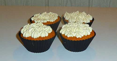 Cupcakes fourrés à la crème au citron et garnis d'une ganache au chocolat blanc