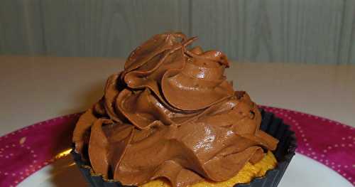 Mon premier cupcake: Ganache montée au chocolat noir et coeur confiture de griottes