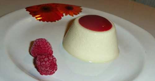 Panna Cotta à la vanille et coulis de framboises