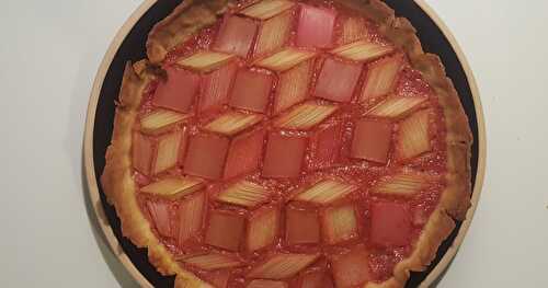 Tarte graphique à la rhubarbe et aux fraises