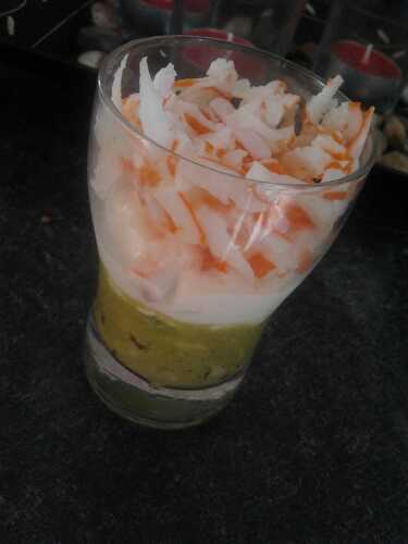 Verrine de crabe sur lit d'avocat