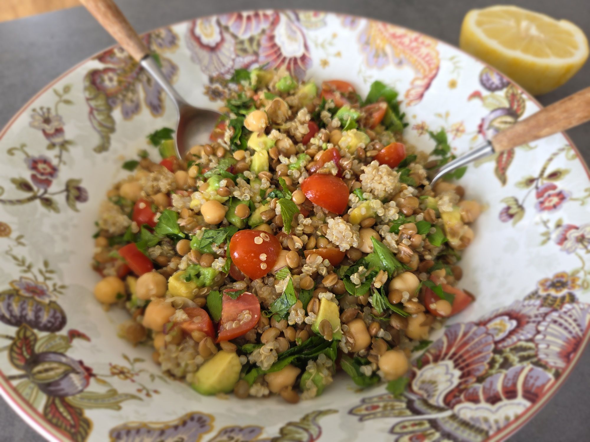 Salade de quinoa aux lentilles et pois chiches, avocat et herbes fraîches
