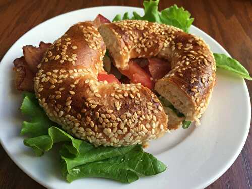 Bagel au saumon mariné, avocat au poivre Timut