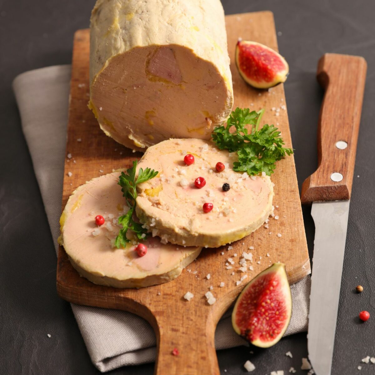 Foie gras de canard mi-cuit au poivre sauvage voatsiperifery