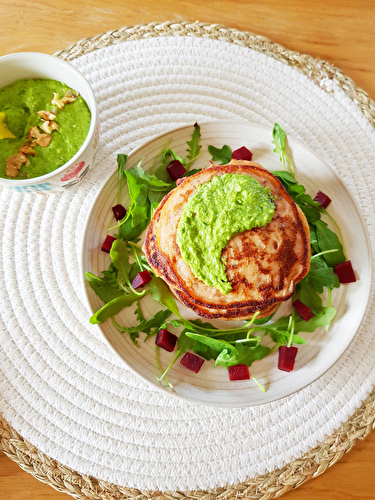 Pancakes de pomme de terre à la betterave et pesto de roquette