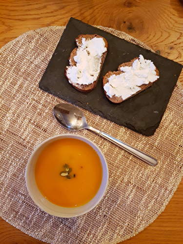 Velouté de potimarron, tartines de chèvre