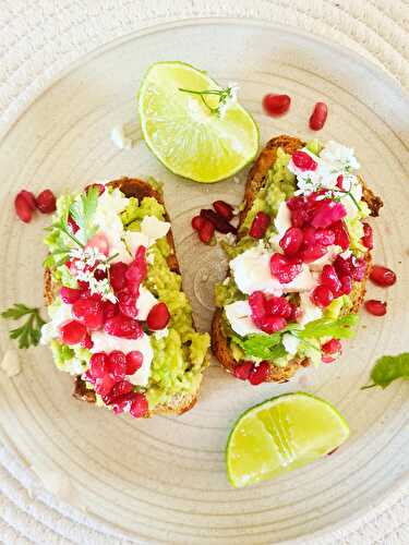 Avocado toasts fêta et grenade