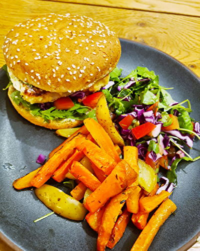 Burger de poisson, frites de carottes