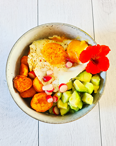 Bowl de patate douce, crudités et œuf 