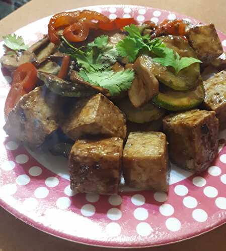 Tofu frit et ses légumes à la sauce Hoisin et Shirasha - Actifry