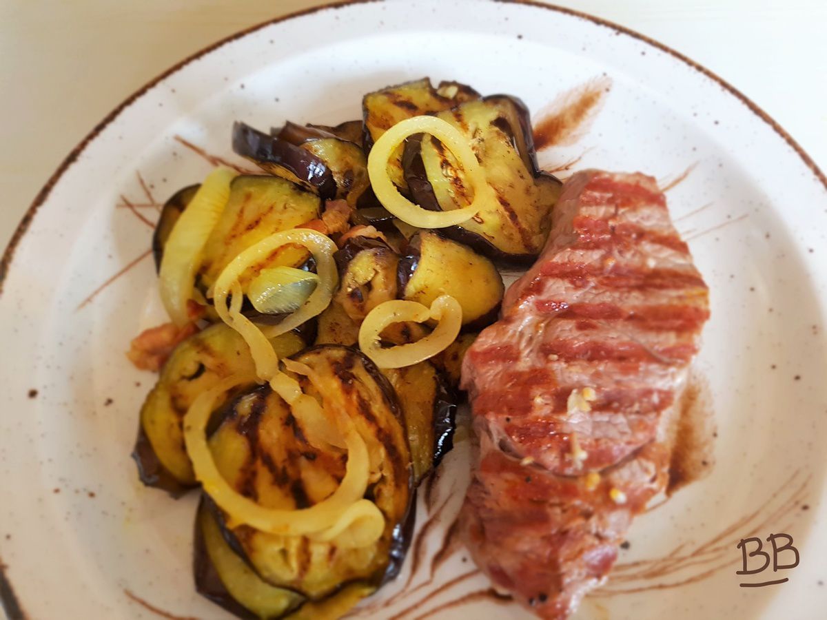 Aubergines grillées, poêlée d'oignons, lard et curry - Bon, Bio, la tambouille des Chabrouille