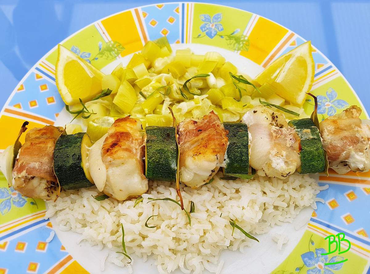 BBQ : Brochettes de lotte aux courgettes et au lard fumé - Bon, Bio, la tambouille des Chabrouille