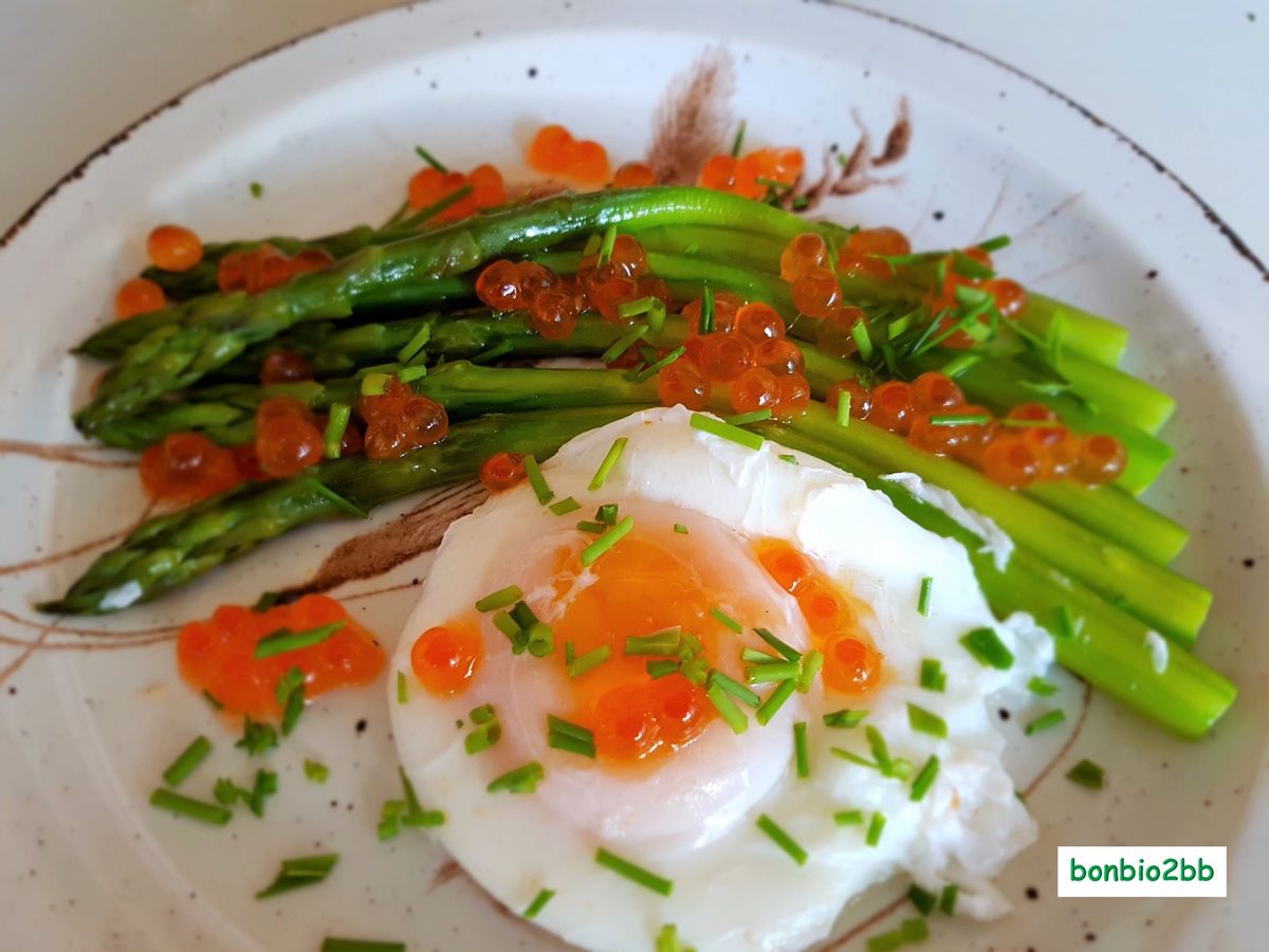 Bouquet d'asperges aux perles de saumon et oeuf poché - Bon, Bio, la tambouille des Chabrouille