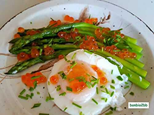 Bouquet d'asperges aux perles de saumon et oeuf poché - Bon, Bio, la tambouille des Chabrouille