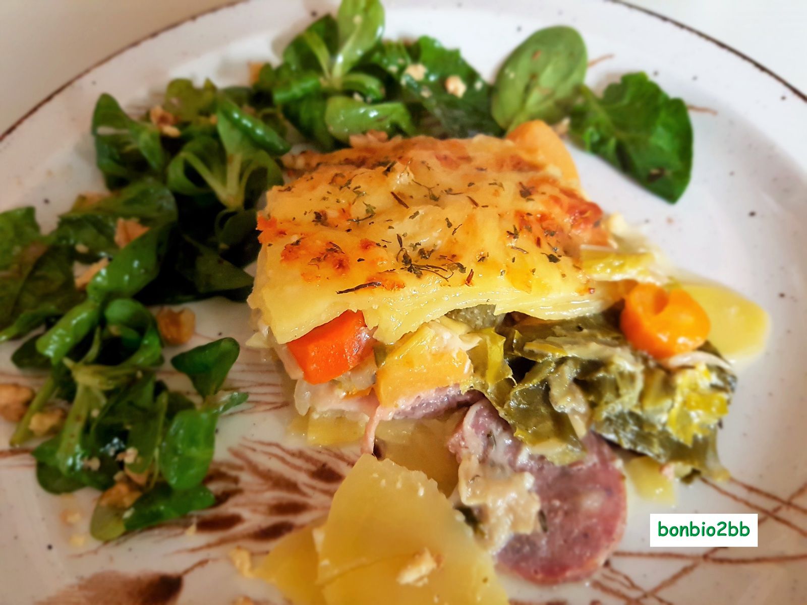 Gratin de pommes de terre aux restes de potée et salade de mâche - Bon, Bio, la tambouille des Chabrouille