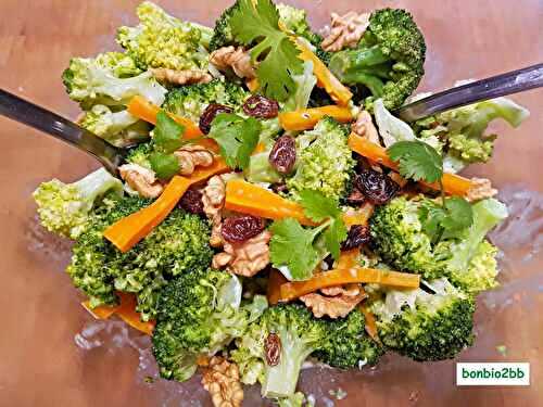 Salade de brocolis aux raisins secs  - Bon, Bio, la tambouille des Chabrouille