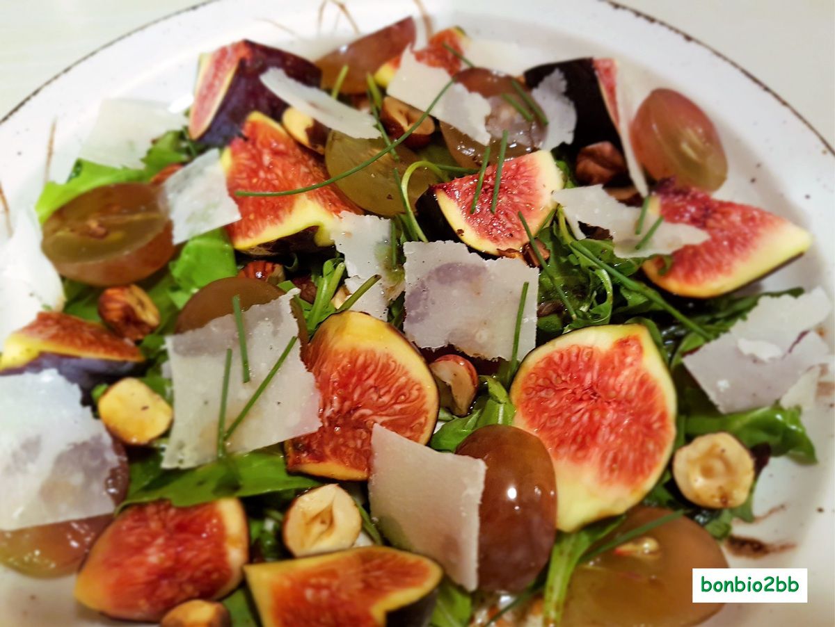Salade de figues fraîches, aux noisettes et raisins - Bon, Bio, la tambouille des Chabrouille