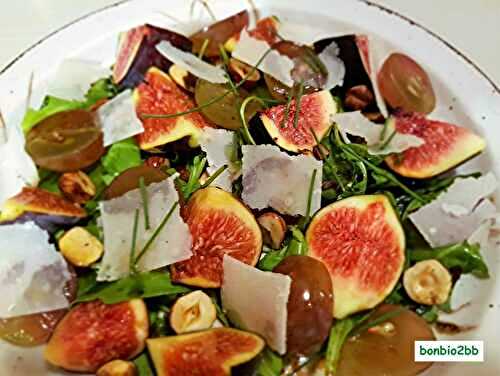 Salade de figues fraîches, aux noisettes et raisins