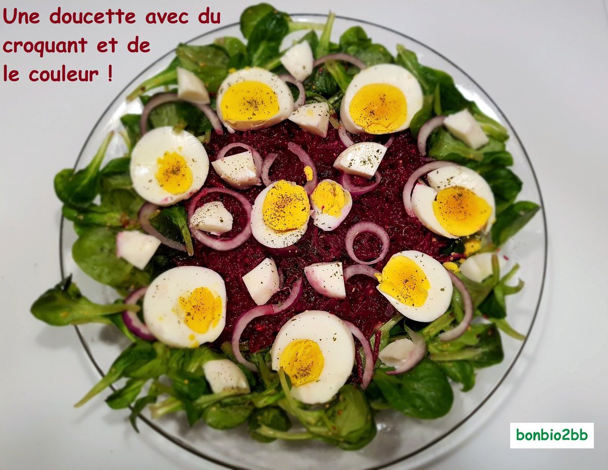 Salade de mâche à la betterave crue et aux oeufs mollets - Bon, Bio, la tambouille des Chabrouille