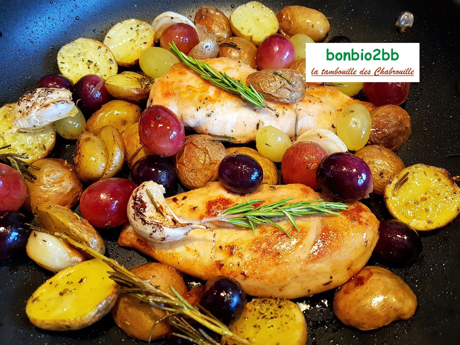 Blancs de poulet sautés aux pommes de terre grenailles, et au raisin frais - Bon, Bio, la tambouille des Chabrouille