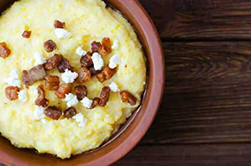 Banosh traditionnel Ukrainien au fromage et aux lardons