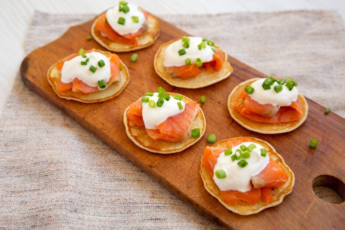 Blinis au saumon fumé, crème et ciboulette