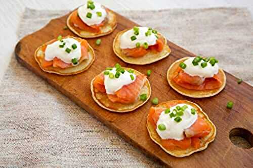 Blinis au saumon fumé, crème et ciboulette