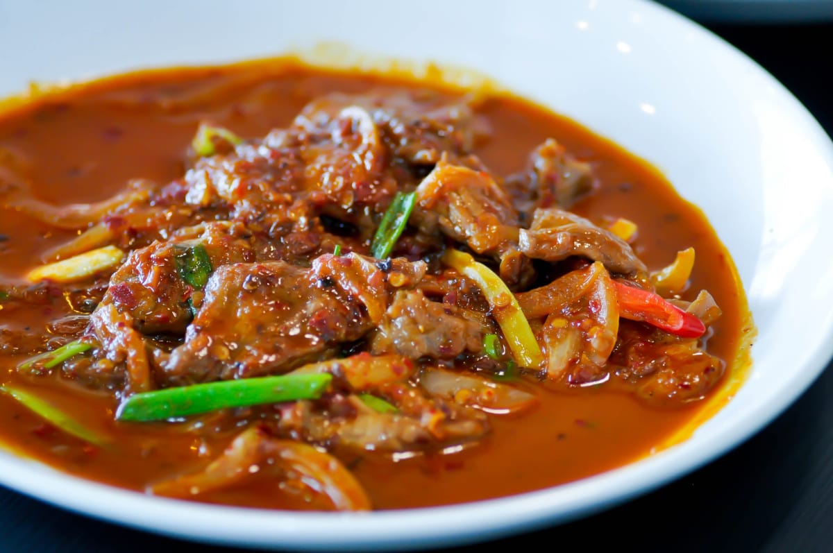 Bœuf sauté au curry rouge