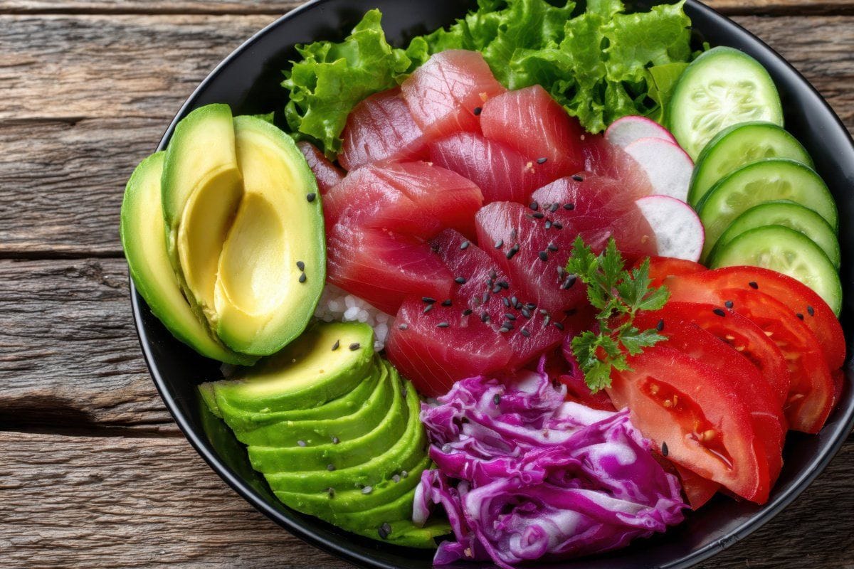 Bol de sashimi au thon, avocat et légumes frais