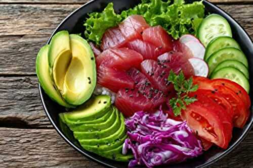 Bol de sashimi au thon, avocat et légumes frais