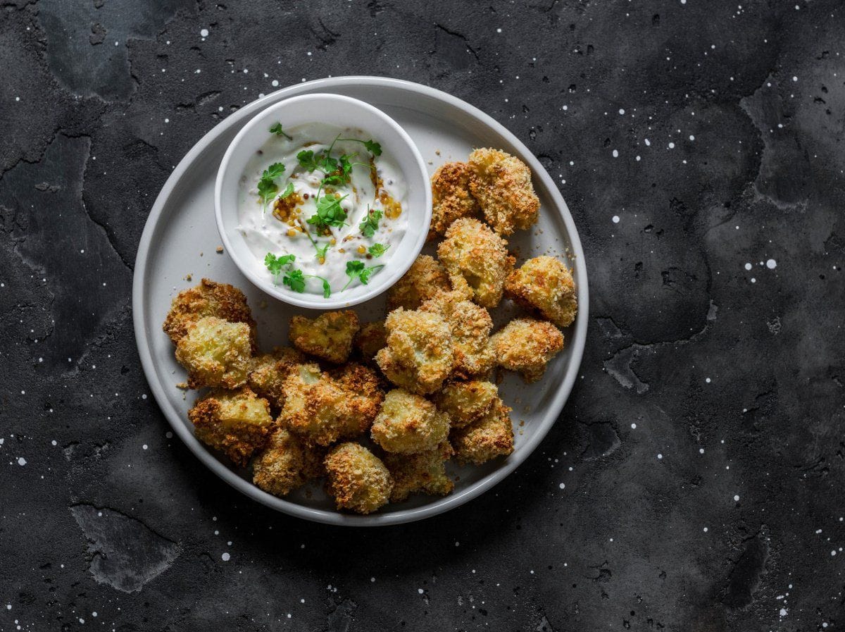 Bouchées de chou-fleur panées au parmesan, sauce yaourt et moutarde