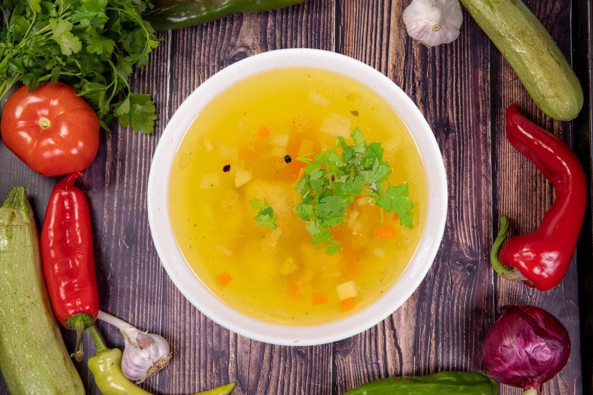 Bouillon de légumes clair