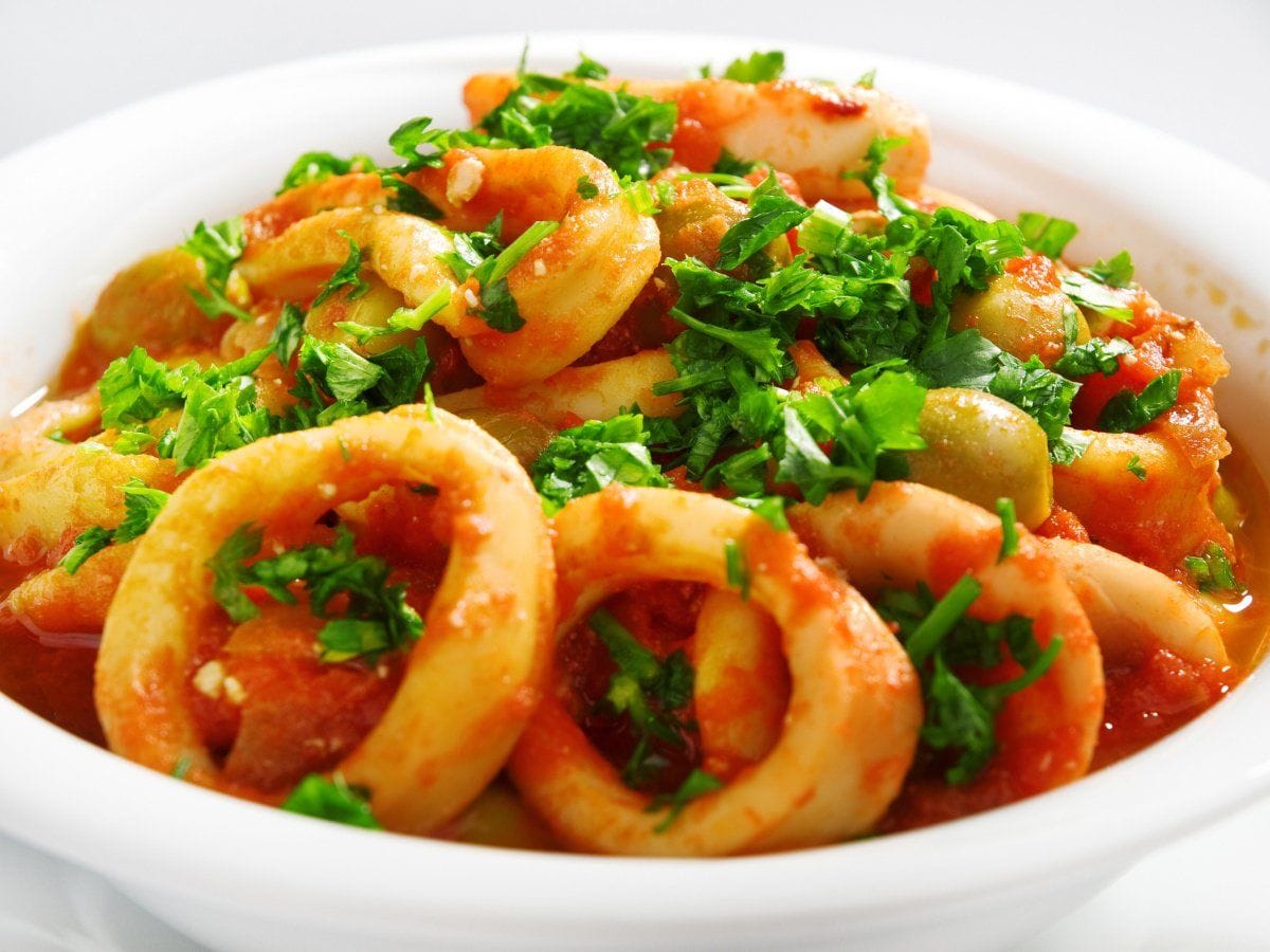 Calamars à la tomate, oignons et olives