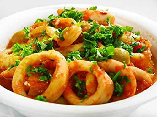 Calamars à la tomate, oignons et olives
