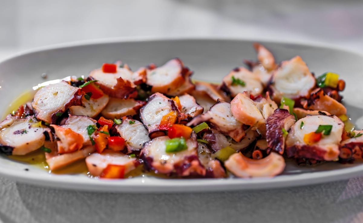 Carpaccio de poulpe, vinaigrette aux deux poivrons