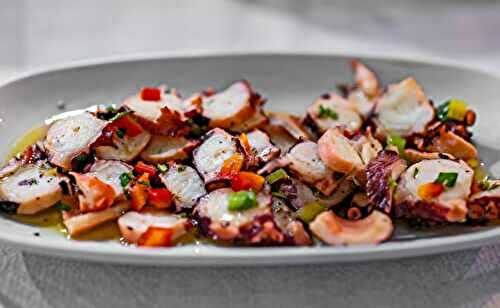 Carpaccio de poulpe, vinaigrette aux deux poivrons